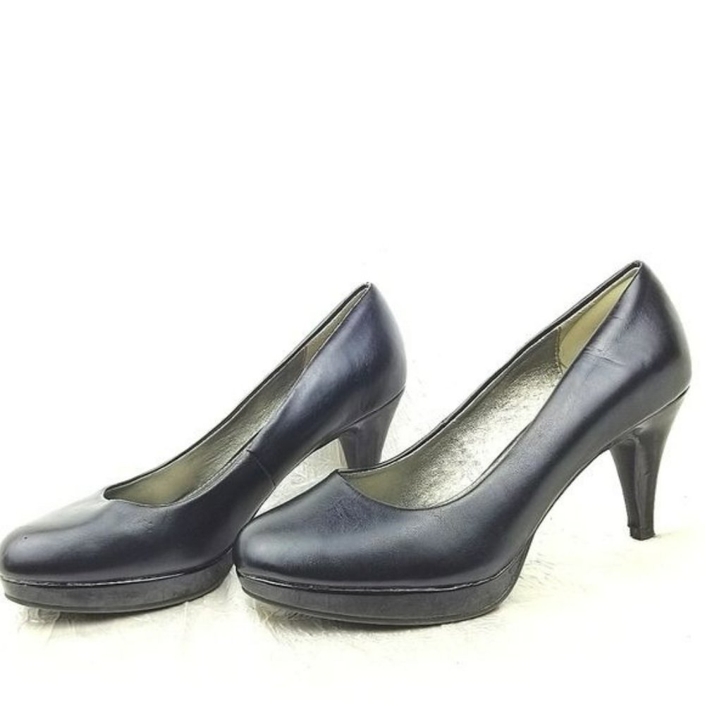 5/$15 SALE Capture Pump, Black. Size 6